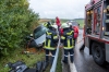 Pkw droht nach Unfall abzustürzen - Frau schwerstens im Wrack eingeklemmt