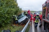 Pkw droht nach Unfall abzustürzen - Frau schwerstens im Wrack eingeklemmt