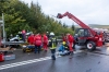 Pkw droht nach Unfall abzustürzen - Frau schwerstens im Wrack eingeklemmt