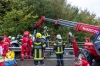 Pkw droht nach Unfall abzustürzen - Frau schwerstens im Wrack eingeklemmt