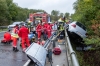 Pkw droht nach Unfall abzustürzen - Frau schwerstens im Wrack eingeklemmt