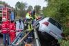 Pkw droht nach Unfall abzustürzen - Frau schwerstens im Wrack eingeklemmt