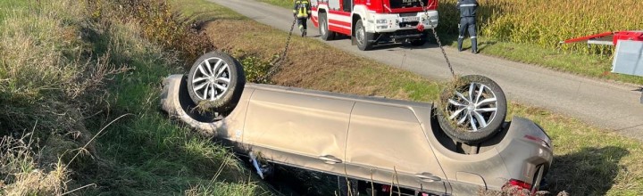 Technischer Einsatz: PKW im Graben